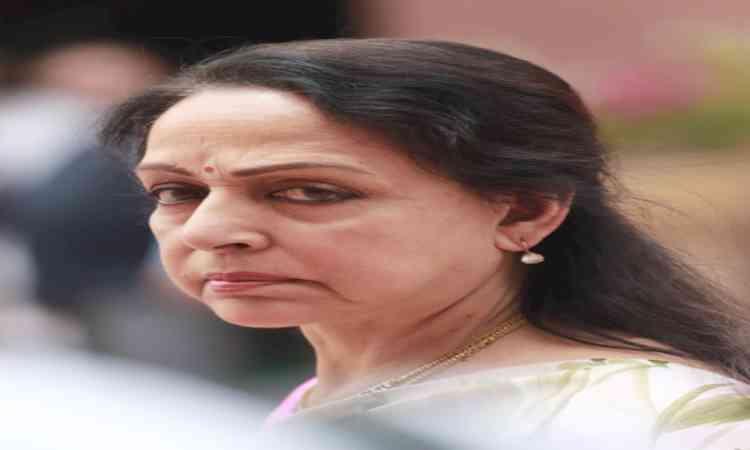 Hema Malini has emotional moment as she receives Dharmendra's posthumous Padma Vibhushan