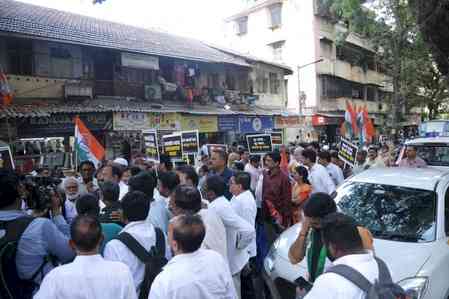 Congress protests fuel price hike in Maharashtra