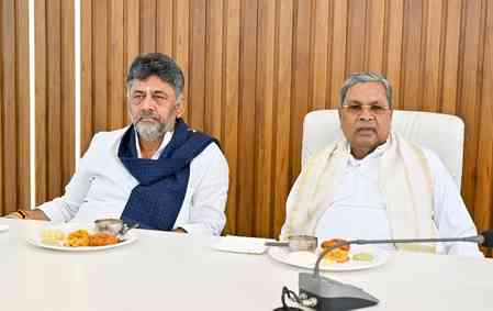 Shivakumar touches Siddaramaiah’s feet, seeks blessings at breakfast meeting