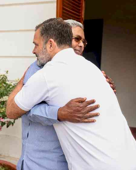 Day after resigning as CM, Rahul Gandhi welcomes Siddaramaiah at 10 Janpath