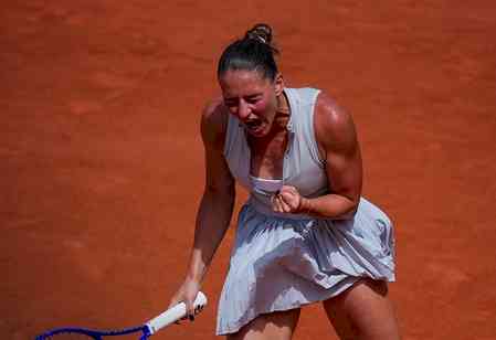 French Open: Kostyuk sets up Swiatek rematch as winning streak rolls on 