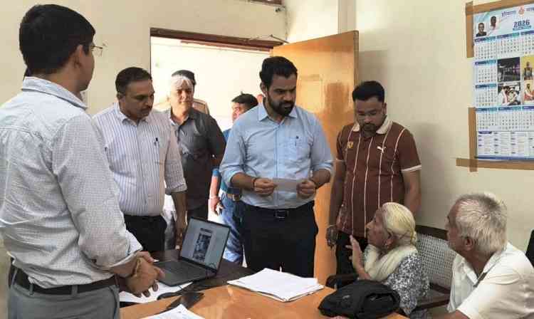 निगमायुक्त नरेंद्र कुमार ने निगम कार्यालय एवं नागरिक सुविधा केंद्र का औचक निरीक्षण कर सुनी नागरिकों की समस्याएं