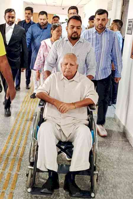 Bihar: Lalu Prasad Yadav in Singapore for health checkup, reunion with daughter goes viral