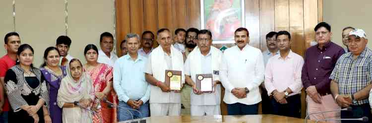 जीजेयूः सेवानिवृत्त हुए कर्मियों को दी भावभीनी विदाई