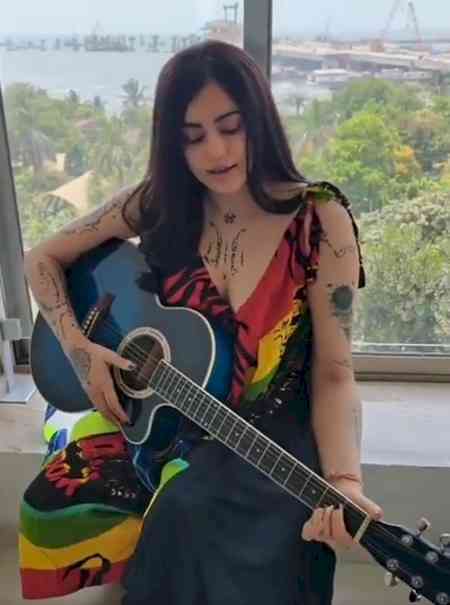 Adah Sharma drops a beautiful rendition of 'Woh Lamhe' with a guitar