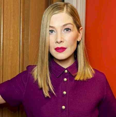 Rosamund Pike slams theatre attendee for texting during play