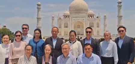 Laos Deputy PM Thongsavanh Phomvihane visits Taj Mahal 