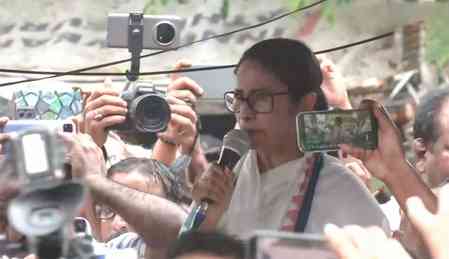 Mamata’s sit-in against attacks: Cong calls it her right, BJP terms it 'reflection of public anger'