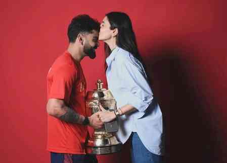 Anushka Sharma, Virat Kohli pay a visit to Premanand Maharaj after RCB’s season win
