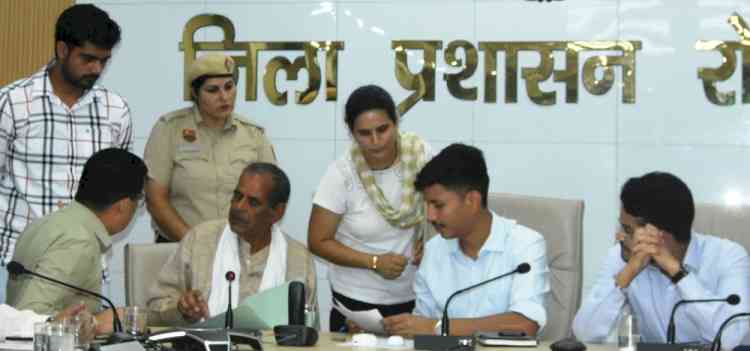 डीसी सचिन गुप्ता ने सकारात्मक दृष्टिकोण के साथ नागरिकों की समस्याओं का समयबद्ध निपटारा करने के निर्देश दिए