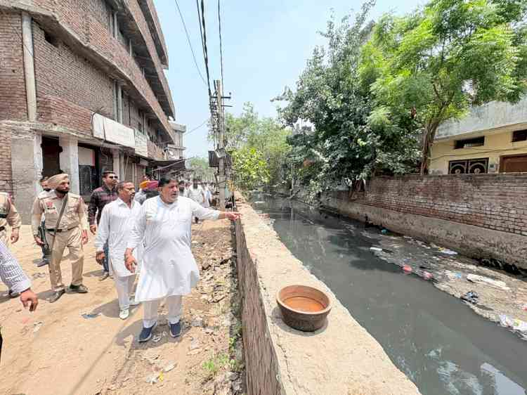 MLA Prashar, zonal commissioners visit Dhokka Mohalla, Dharampura area to make advance preparations before monsoon hits city