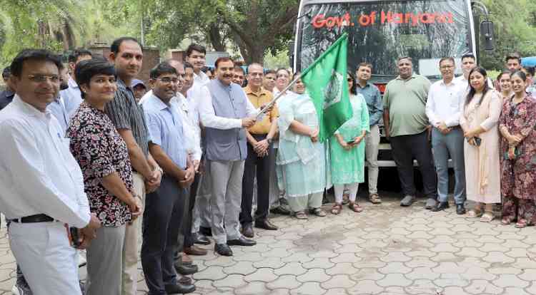 जीजेयू में विद्यार्थियों के लिए बस और ई-रिक्शा सेवाओं का शुभारंभ