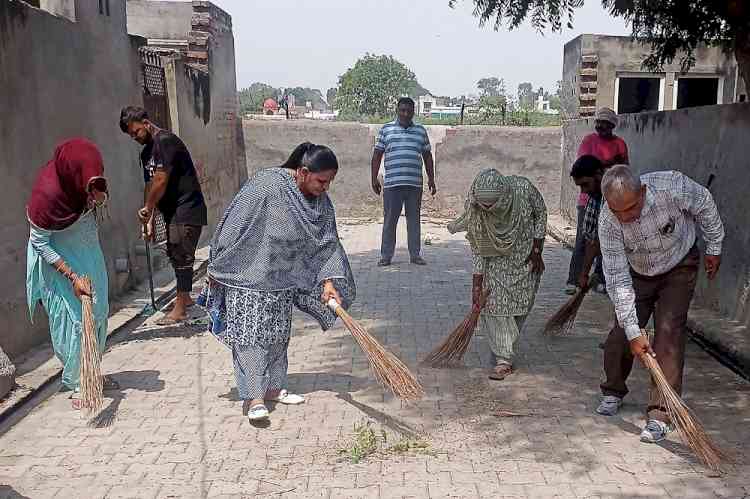 गांव भालौट में चलाया विशेष स्वच्छता अभियान