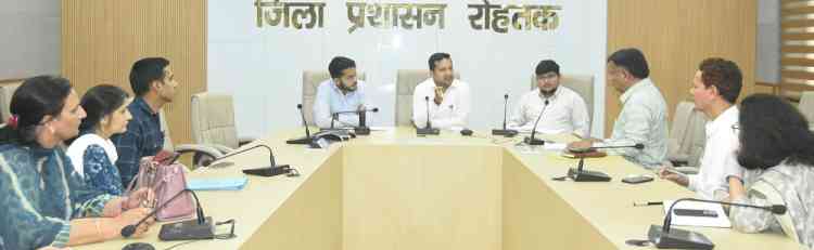 डिग्री प्रदान करने के साथ ही विद्यार्थियों के व्यक्तित्व विकास पर भी फोकस करें कॉलेजः डीसी सचिन गुप्ता
