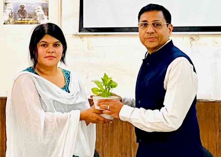 पर्यावरण बचाने के लिए हर व्यक्ति निभाएं अपनी जिम्मेदारीः कुलसचिव प्रो. संदीप बंसल