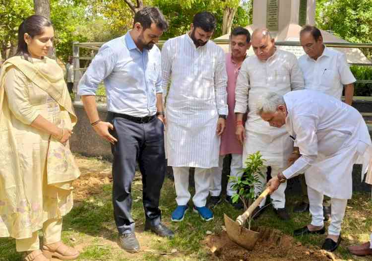 पूर्व मंत्री ग्रोवर ने नागरिकों से अधिक से अधिक पौधे लगाने व उनकी देखभाल का आह्वान किया