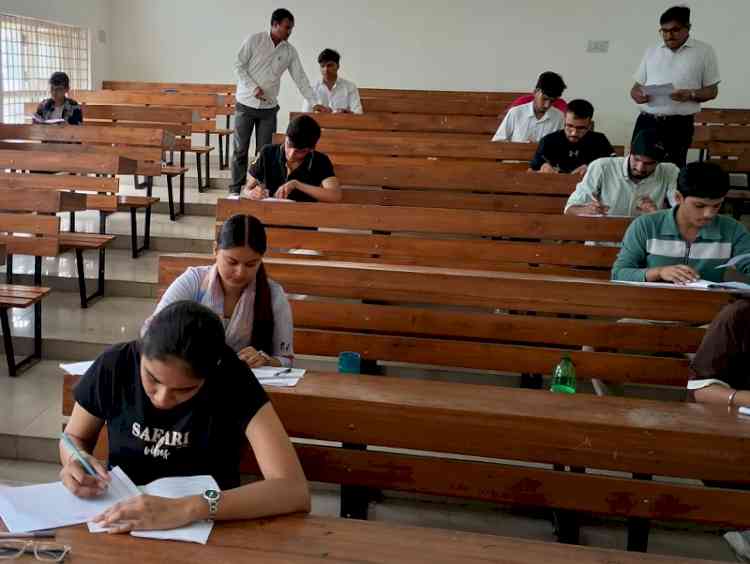 एमडीयू में परीक्षा केंद्र पर लिया व्यवस्था का जायजा