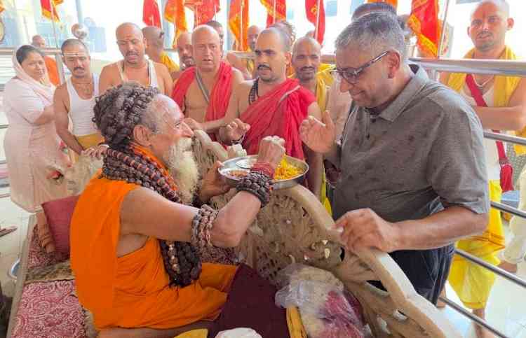 अखंड महायज्ञ में आशीर्वाद लेने पहुंचे श्रद्धालु