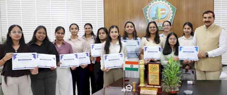 शोधार्थी मोनिका के शोध पत्र को मिला सर्वश्रेष्ठ शोध पत्र का अवार्ड