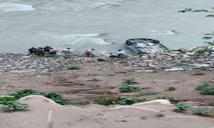 Kedarnath-bound SUV falls near river in Rudraprayag; five have narrow escape