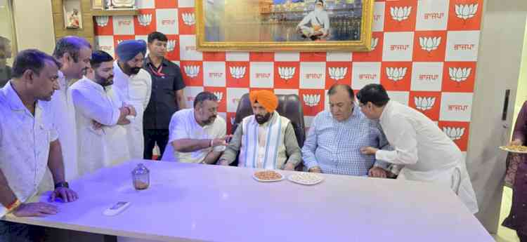 Haryana Chief Minister Nayab Singh Saini Visits BJP State Treasurer Gurdev Sharma Debi’s Office; Party Workers Extend Warm Welcome