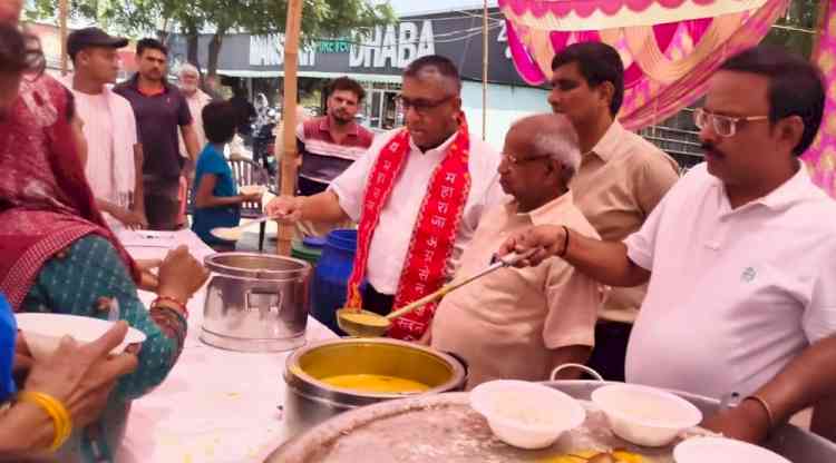 महाराजा अग्रसेन सेवा सदन ट्रस्ट द्वारा हनुमान मंदिर, खरावड़ में भंडारा आयोजित