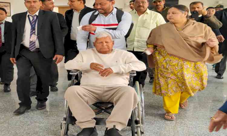 Bihar: Lalu Prasad Yadav travels without security in Patna