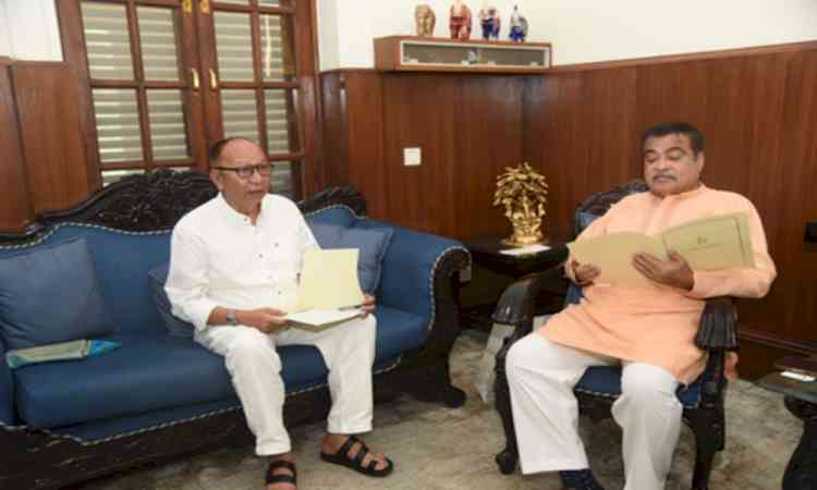 Manipur CM meets Gadkari, seeks early approval for highway projects