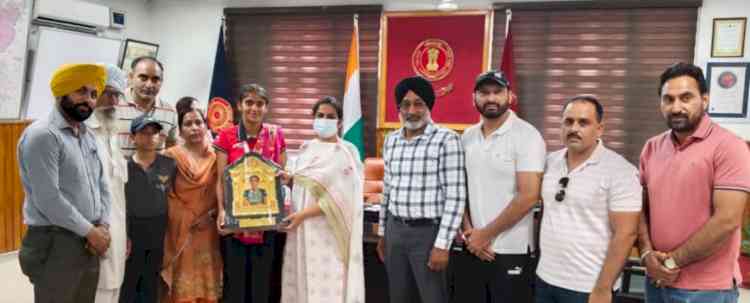 DC honours hockey player Rashmeen Kaur Handa for Asia Cup Feat