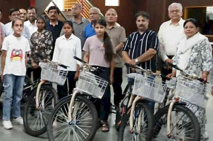 जरूरतमंद बालिकाओं एवं महिलाओं को निशुल्क साइकिल वितरित की