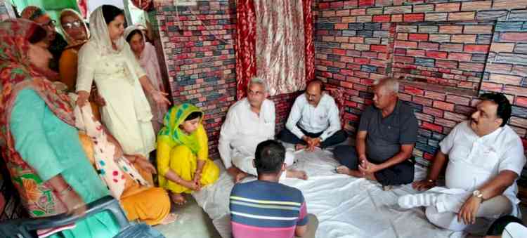 विधानसभा उपाध्यक्ष डॉ. मिड्ढा ने डी-पार्क अग्निकांड के तीनों पीड़ित परिवारों को 5-5 लाख रुपये की आर्थिक सहायता की घोषणा की