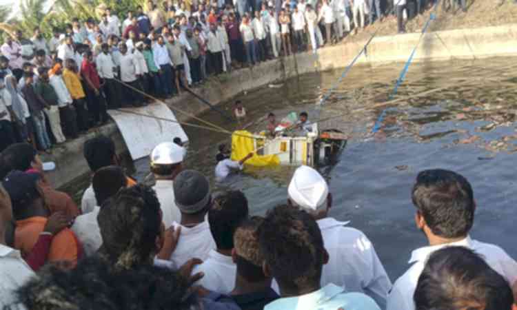 8 killed as van falls into roadside well in Maharashtra's Solapur 