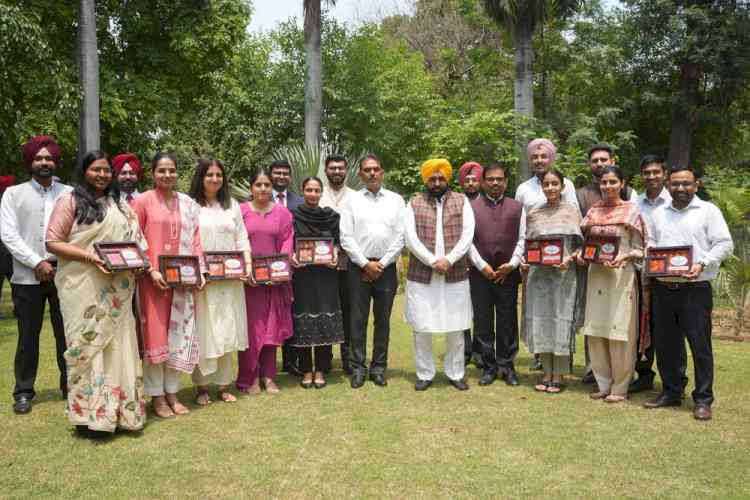 CM Bhagwant Singh Mann Felicitates UPSC 2025 Achievers; Says Punjab’s Youth From Ordinary Families Are Cracking UPSC & Making Us Proud
