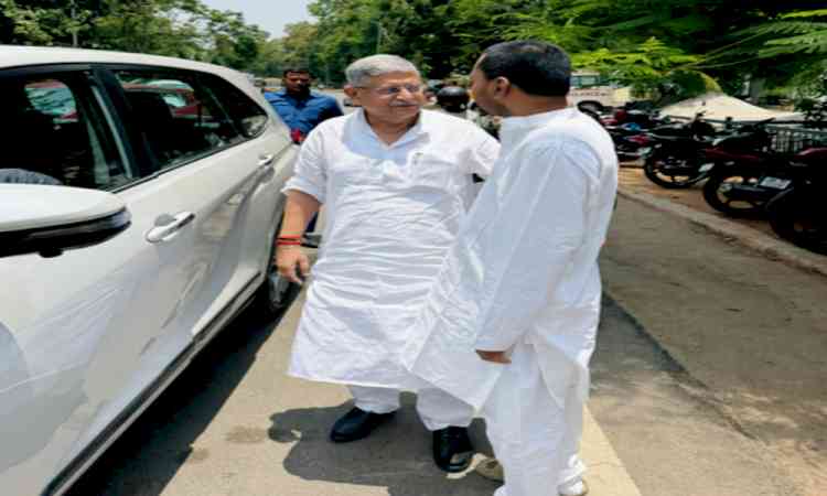 Bihar minister Nishant Kumar’s chance meeting with Lalan Singh in Patna attracts public attention