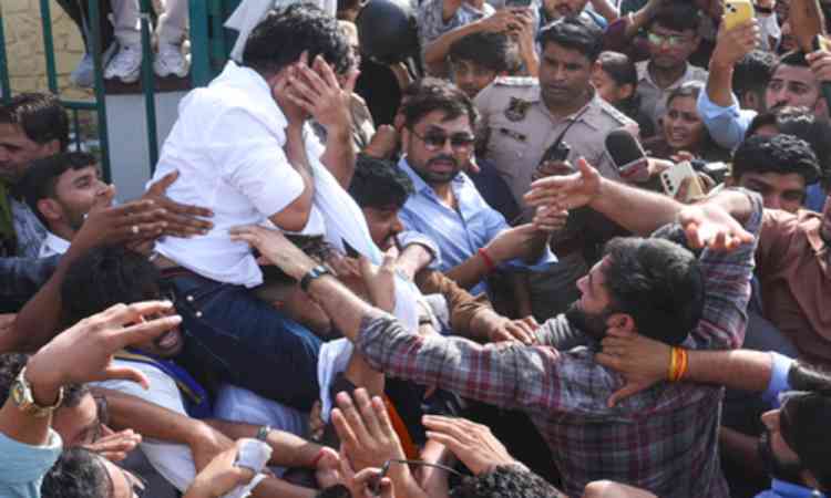 Abhijeet Dipke slapped by two youths during Jaipur protest