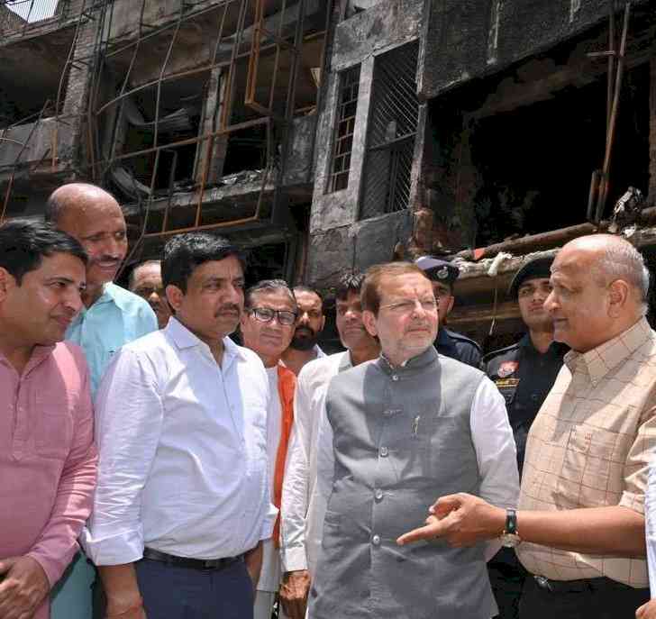 कैबिनेट मंत्री डॉ. अरविंद शर्मा ने डी-पार्क पहुंच कर आगजनी से हुए नुकसान का जायजा लिया