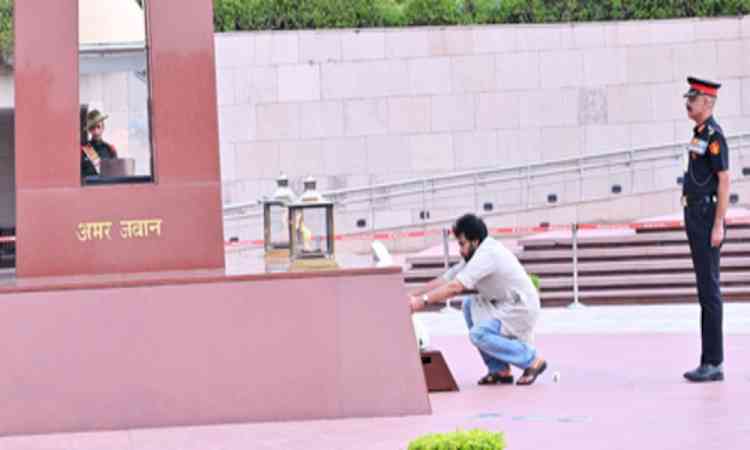 Pawan Kalyan visits National War Memorial, pays tributes