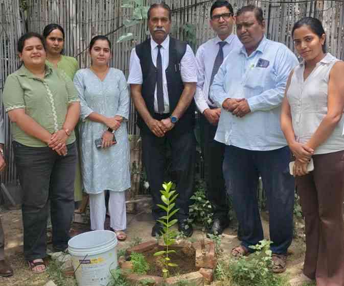 वृद्धाश्रम में स्वास्थ्य जांच शिविर एवं पौधारोपण आयोजित