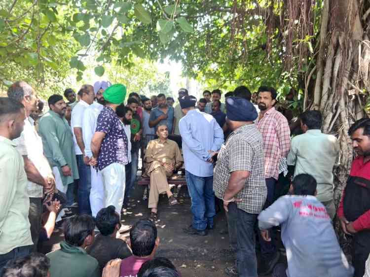Senior BJP leader Sanjay Tandon assures support to Manimajra Motor Market mechanics, promises to take up their concerns with authorities