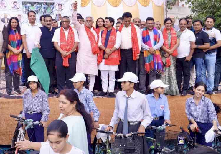 समाज के विकास की आधारशिला है शिक्षा: पूर्व मंत्री ग्रोवर 