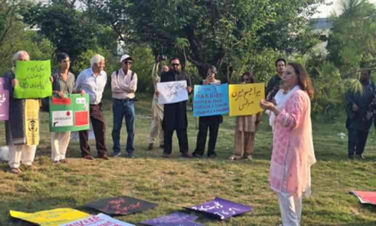Pakistan: Aurat March holds protest march against acid attack on Quetta female doctor