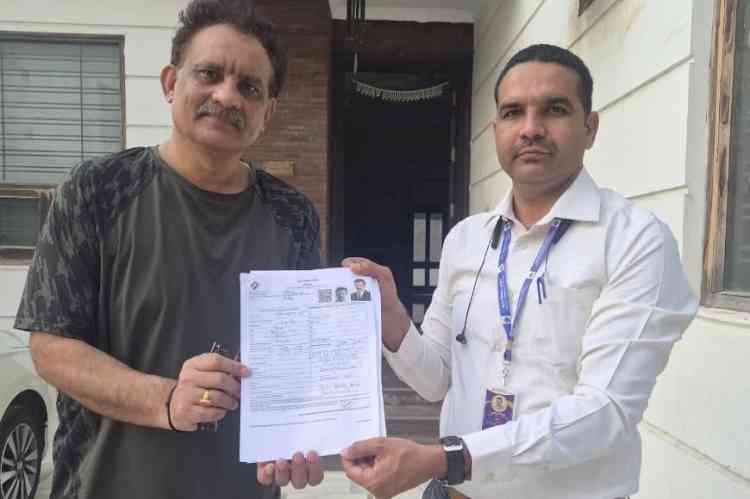 एसआईआर के अंतर्गत घर-घर जाकर फार्म भरवा रहे हैं बीएलओ