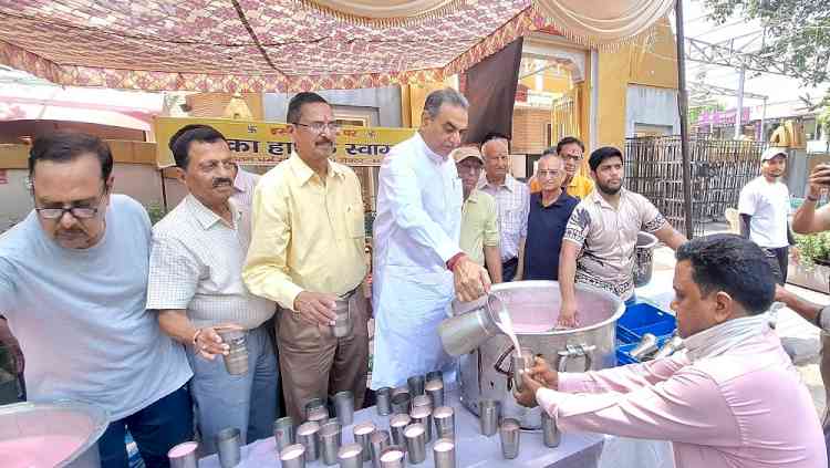 Sanjay Tandon takes part in 'chhabeel' distributes sweetened water to passersby
