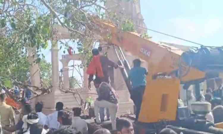 4 killed after temple roof collapses in Maha's Parbhani; PM Modi, Maha CM express grief