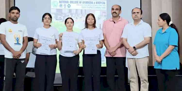 विद्यार्थियों को योग दैनिक जीवन में अपनाने के लिए प्रेरित किया