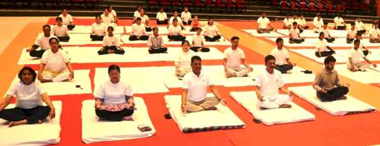 जिला न्यायालय परिसर में योग सत्र आयोजित