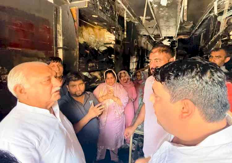सांपला में आगजनी के पीड़ित दुकानदारों से मिले पूर्व सीएम हुड्डा