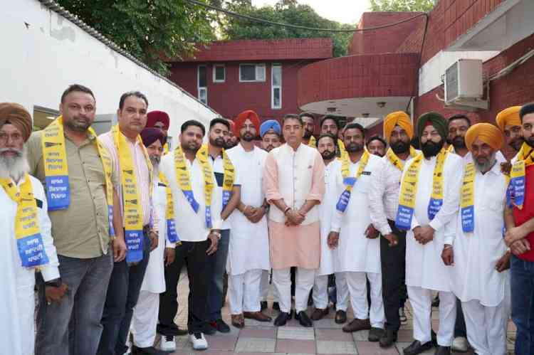 Major Boost to AAP, Shri Hargobindpur Municipal Committee President Navdeep Singh Pannu, Several MCs and Congress Leaders from Pathankot Join the Party