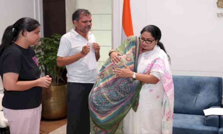 Malviya Nagar fire: Delhi CM hands over ex-gratia to kin of victims