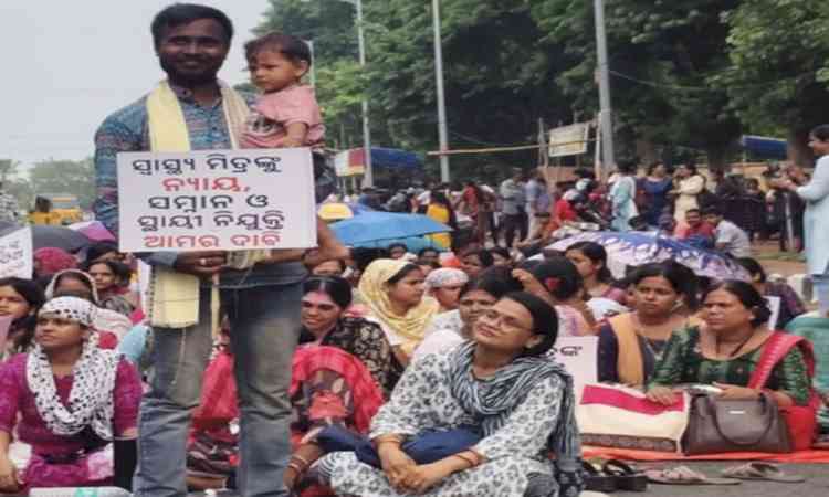 Over 900 Swasthya Mitras protest in Bhubaneswar, demand reinstatement